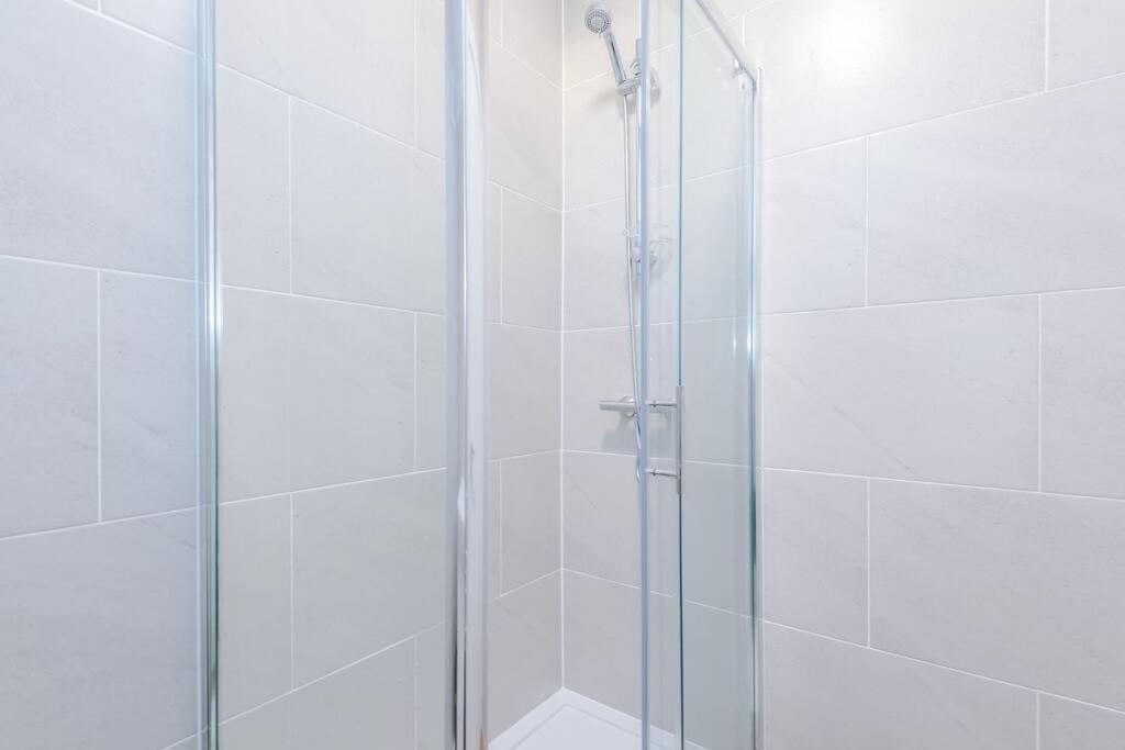 Holiday home Private Basement In Bradford With Wifi And Parking Sleeps 2 By Purestay Bradford (West Yorkshire)
