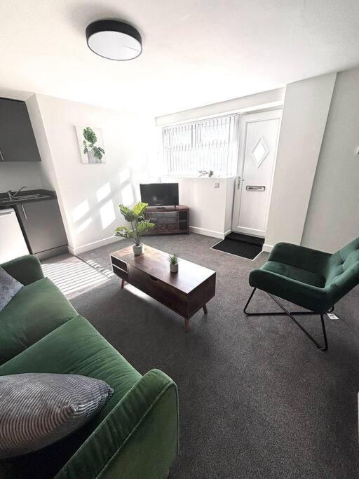 Private Basement In Bradford With Wifi And Parking Sleeps 2 By Purestay * Bradford (West Yorkshire)